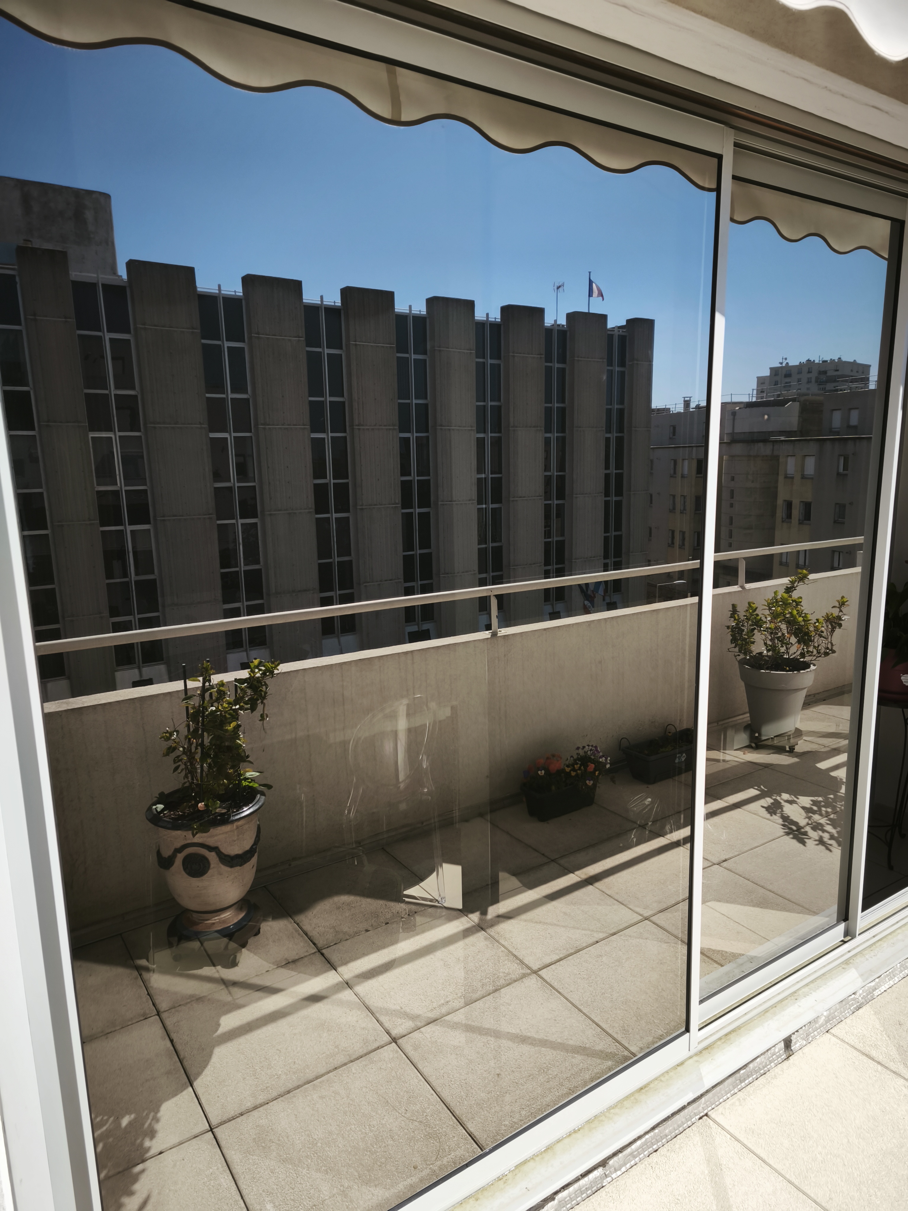 Film solaire effet miroir maison