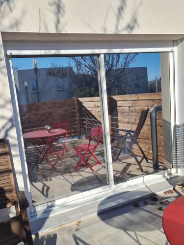Film solaire effet miroir sur baie vitrée sur maison à Montpellier 34